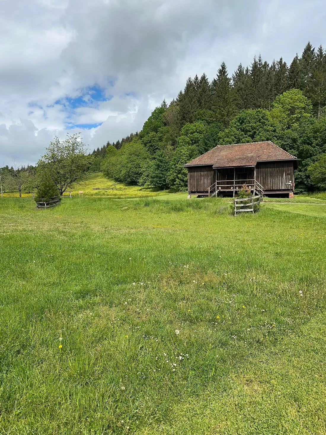 Fachwerk-Hütte auf der Wiese