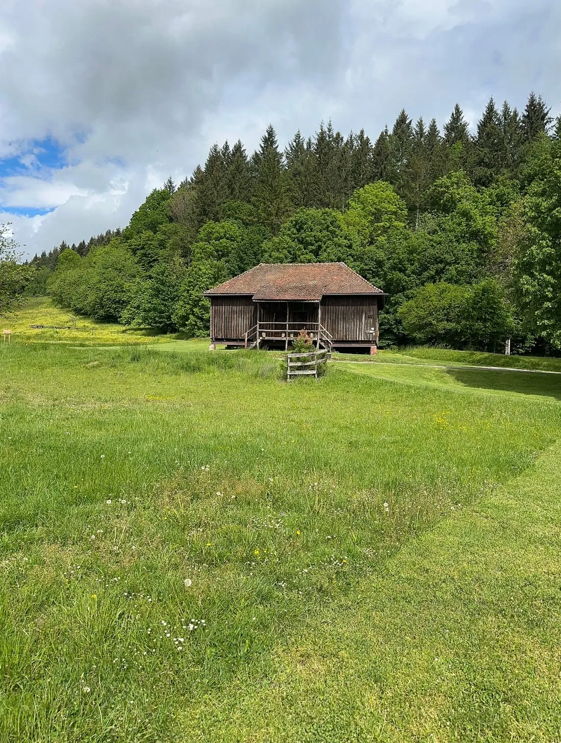Wald und Hütte im Naturpark Schwäbisch-Fränkischer Wald
