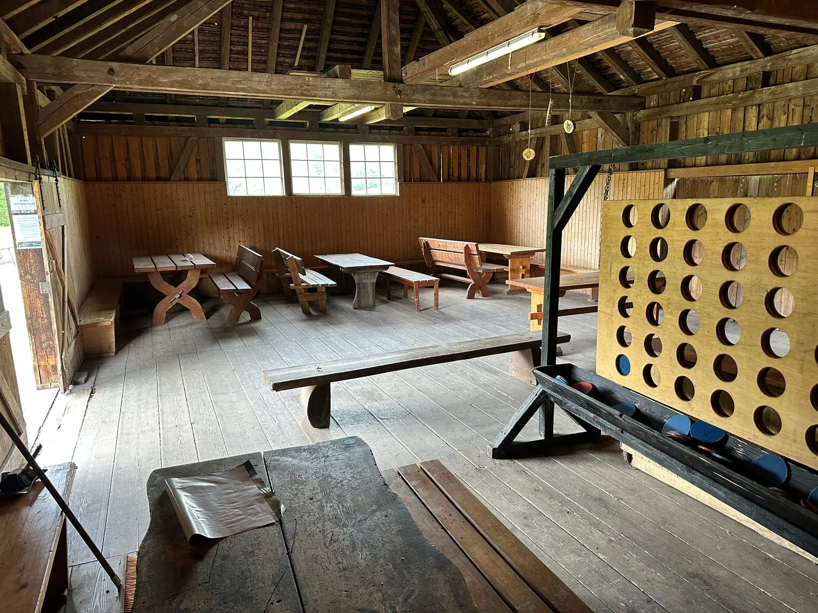 Beheizbare Hütte mit Sitzgelegenheiten — der Wetter-Plan-B am Baierbacher Hof